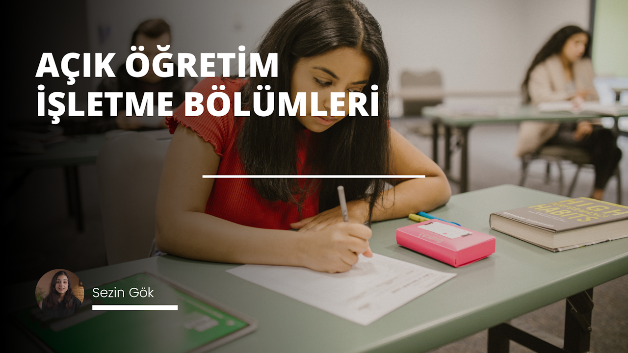 Bir kadın önünde bir kâğıt parçasıyla bir masada oturuyor. Uzun saçları var ve yanında beyaz etiketli pembe bir kalem kutusu ile kağıda yazıyor. Arka planda masanın üzerinde bir kitap var. Görüntü biraz bulanık, ancak kağıttaki yeşil ve beyaz kelimeleri seçebiliyorsunuz. Kadın işine odaklanmış, eli kâğıdın üzerinde yazıyor. İfadesinde konsantrasyon ve kararlılık var.