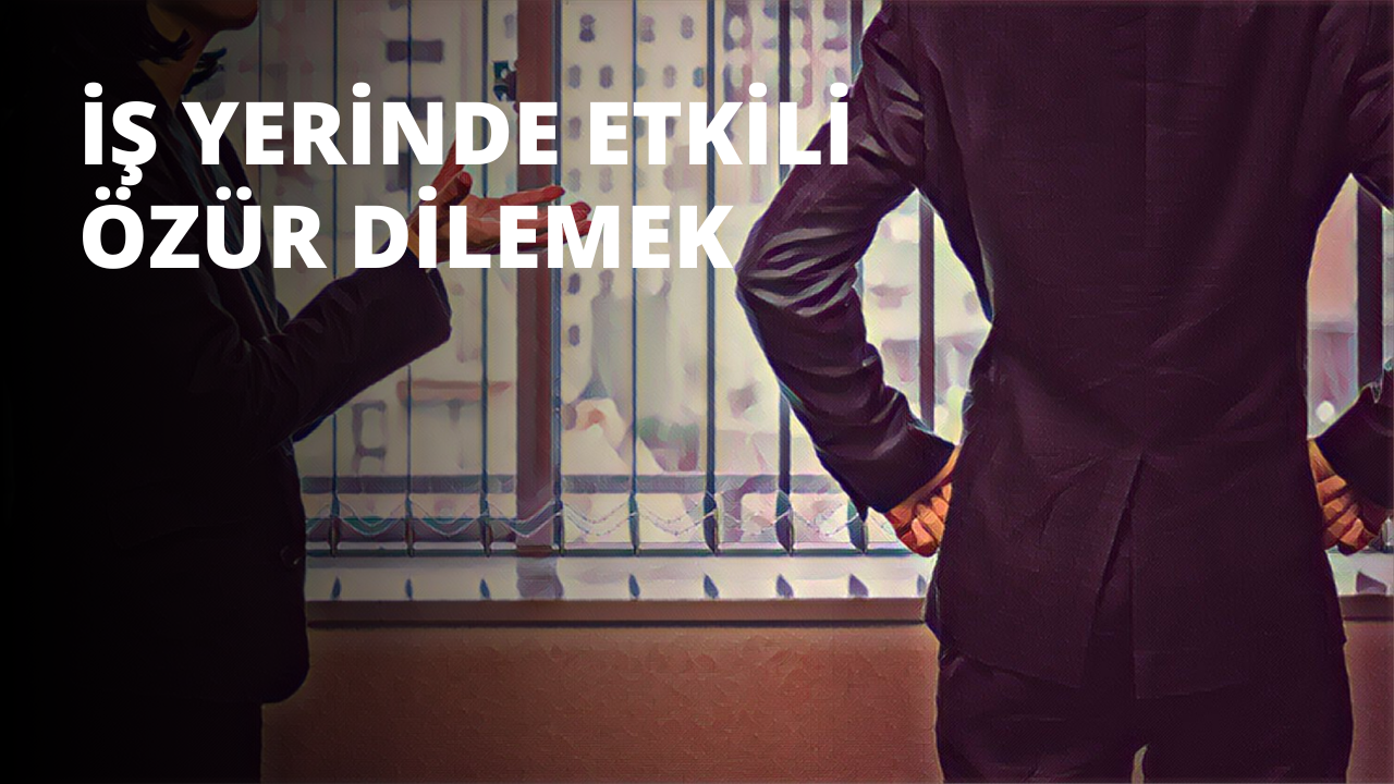 Takım elbiseli iki adam birlikte durmakta, birbirlerine bakmakta ve el ele tutuşmaktadırlar. Adamlardan birinin üzerinde mavi bir takım elbise, altında beyaz bir gömlek ve mavi kırmızı bir kravat vardır. Diğer eli cebinde, öteki eli ise diğer adamın elini tutmaktadır. İkinci adam gri bir takım elbise, beyaz bir gömlek ve mavi bir kravat giymektedir. Diğer eli cebindedir ve gülümserken gözleri kapalıdır. Her iki adam da sol tarafında bir pencere bulunan beyaz bir duvarın önünde durmaktadır.