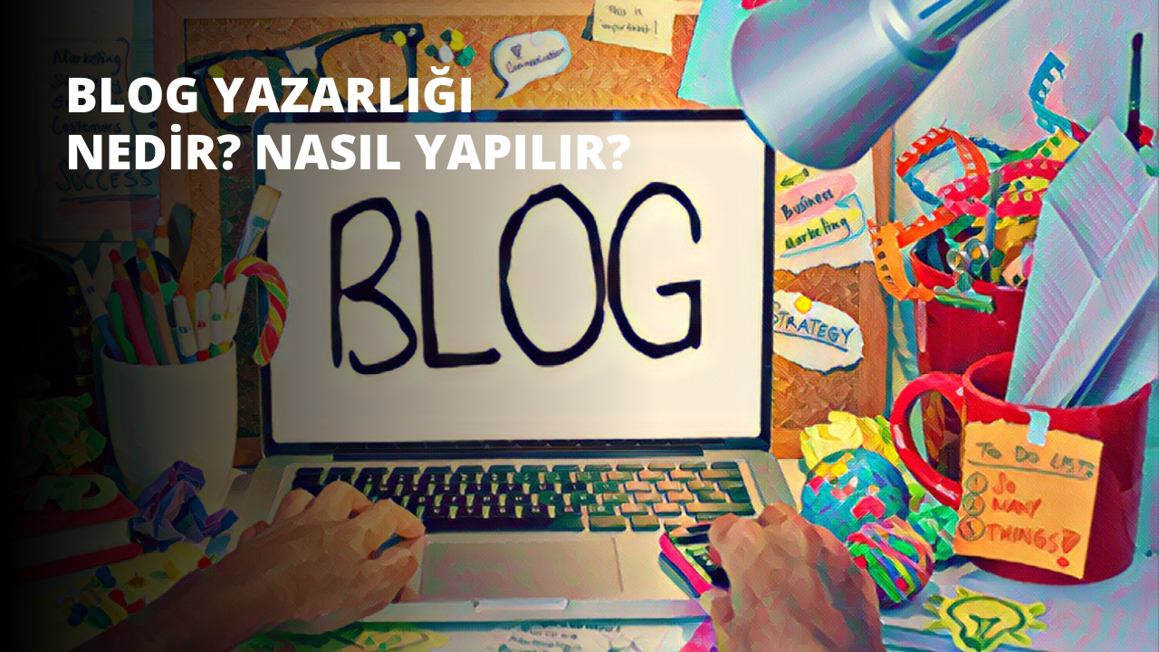 Beyaz ekranlı bir dizüstü bilgisayar bir kişinin elinde tutulmaktadır. Dizüstü bilgisayar aydınlatılmış ve ekran siyah bir çerçeve ile çevrelenmiştir. Dizüstü bilgisayarın sağ alt köşesinde sarı ve yeşil bir logo görülüyor. Sağ tarafta, üzerinde bir not bulunan kırmızı bir kupa masanın üzerinde durmaktadır. Sol tarafta, bir klavyenin yakın çekimi ve renkli kalemlerle dolu bir fincan görülebilir. Resmin sol üst köşesinde bir mikrofon ve ortada beyaz bir yüzey üzerinde siyah bir metnin yakın çekimi yer alıyor. Resmin alt kısmında bir el bir kağıt parçası tutmaktadır.