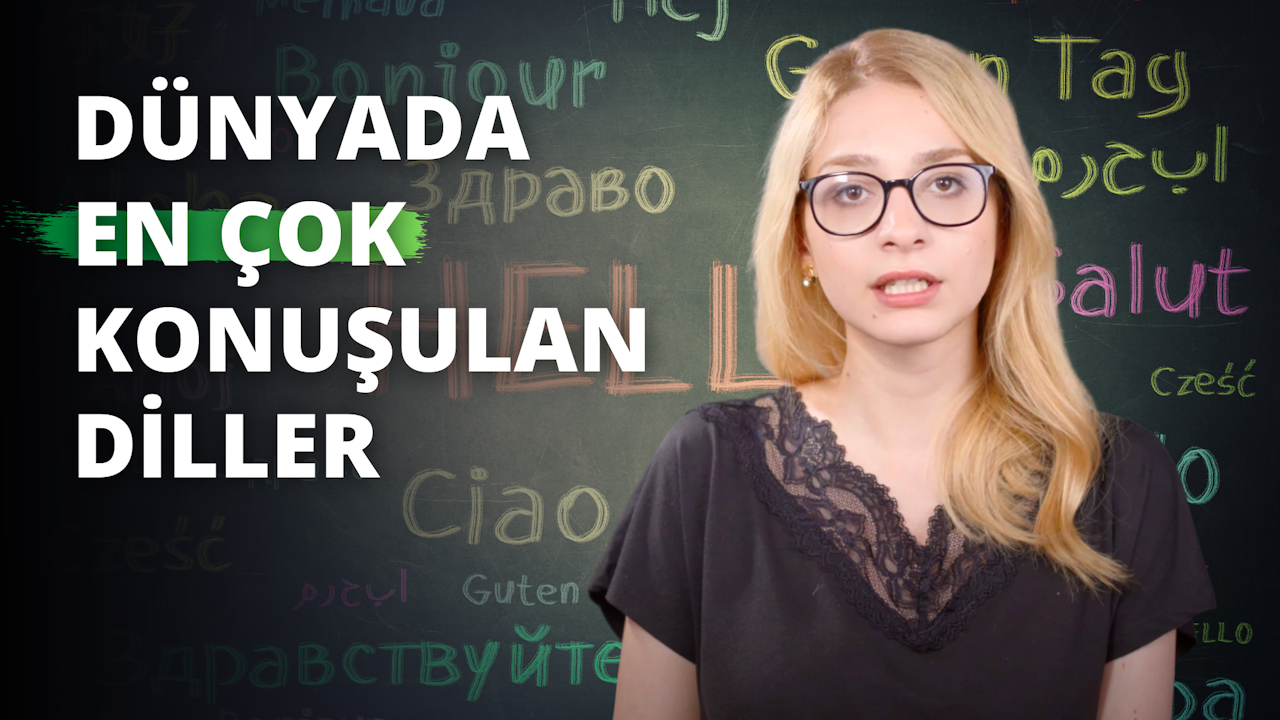 Siyah gömlekli bir kadın kara tahtanın önünde duruyor, gözlükleri burnunun üzerinde. Başını hafifçe eğmiş, gözleri dikkatle önündeki tahtaya odaklanmış. Kollarını göğsünde kavuşturmuş, rahat bir duruş sergiliyor. Arka planda yeşil ve beyaz bir logo görülebiliyor. Koyu renk saçları geriye doğru toplanmış ve yüzünün etrafında bir çerçeve oluşturmuş. Arkasındaki pencereden gelen ışık yüzüne yumuşak bir parıltı yayıyor ve yüz hatlarını belirginleştiriyor. Kararlı ve elindeki görevi üstlenmeye hazır görünüyor.