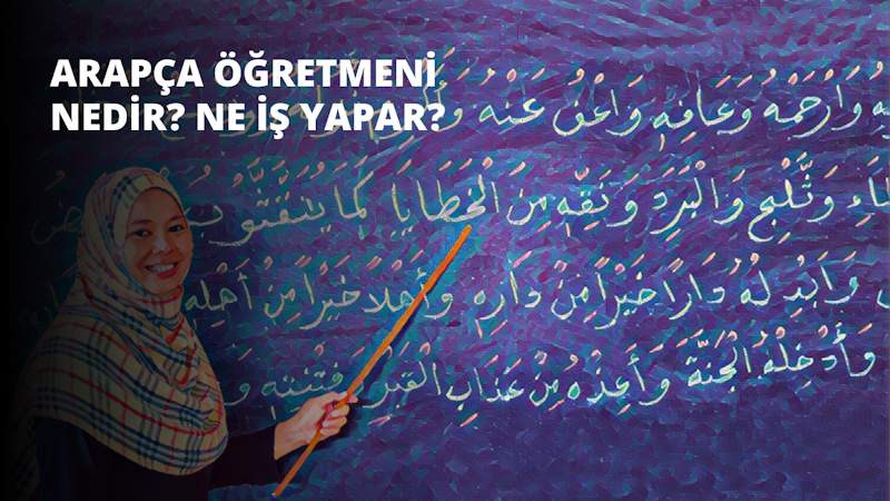 Başörtülü bir kadın bir kara tahtanın önünde durmakta ve sağ elindeki sopayla tahtayı işaret etmektedir. Üzerinde uzun siyah bir palto ve altında açık mavi bir gömlek var. Sarı saçları at kuyruğu şeklinde arkaya toplanmış ve yüzü konsantrasyon ifadesiyle aydınlanmış. Bir parça tebeşirle tahtaya yazı yazıyor gibi görünüyor, elleri sabit ve gözleri işine odaklanmış. Tahta çoğu sınıfa rahatlıkla sığabilecek büyüklükte, gri bir arka planı ve üzerinde beyaz tebeşir işaretleri var.