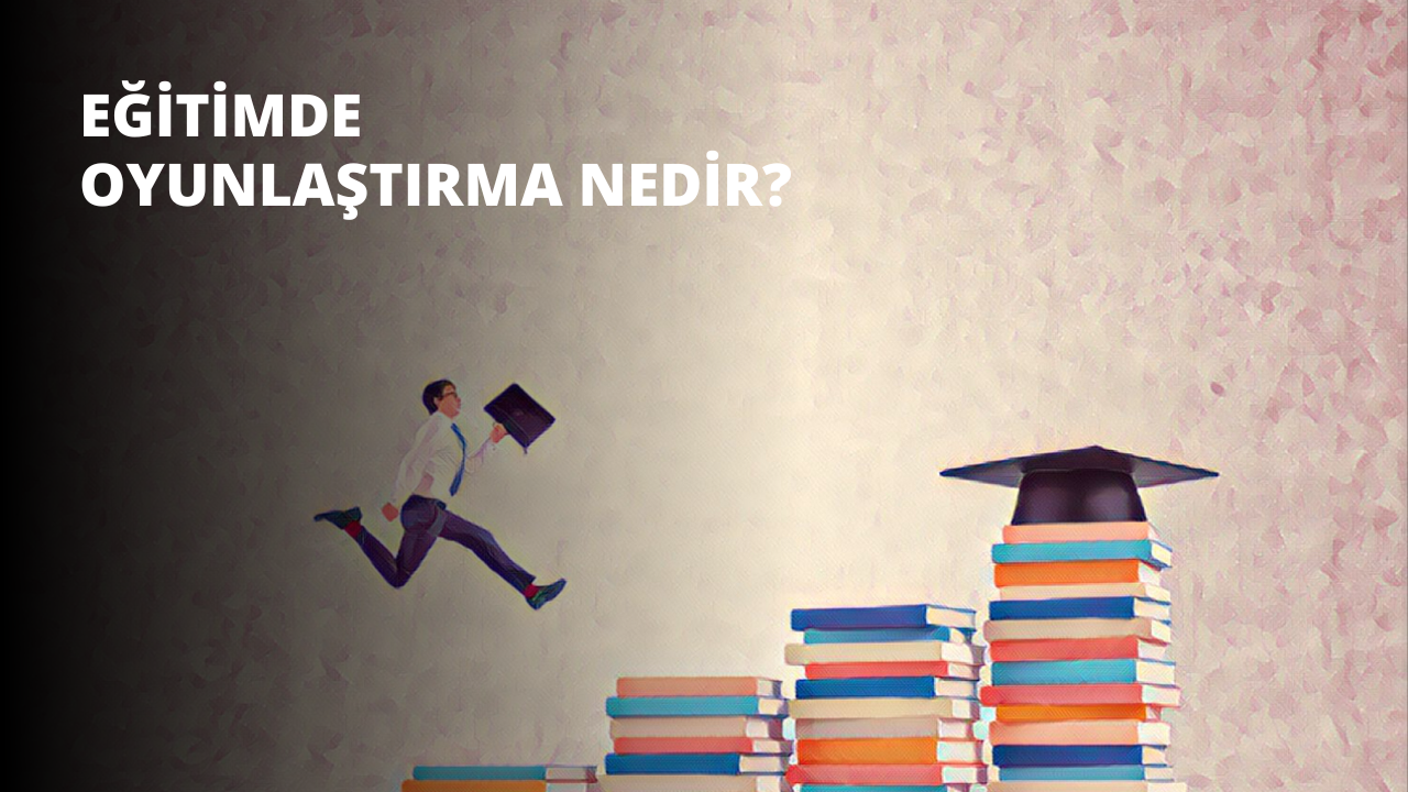 Bir adam, farklı renklerde dizilmiş bir kitap yığınının üzerine atlarken görülüyor. Siyah bir takım elbise ve beyaz bir elbise gömleği giymektedir ve yüzü yakın plandan gösterilmektedir. Kollarını uzatmış ve kitaplara uzanmaktadır. Arka planda, beyaz bir kordonu olan siyah kare bir nesne görülüyor. Adam bir elinde evrak çantasıyla koşuyor gibi görünmektedir. Havadadır ve kitapları almaya kararlı görünmektedir. Sahne bir enerji ve hırs duygusuyla doludur.