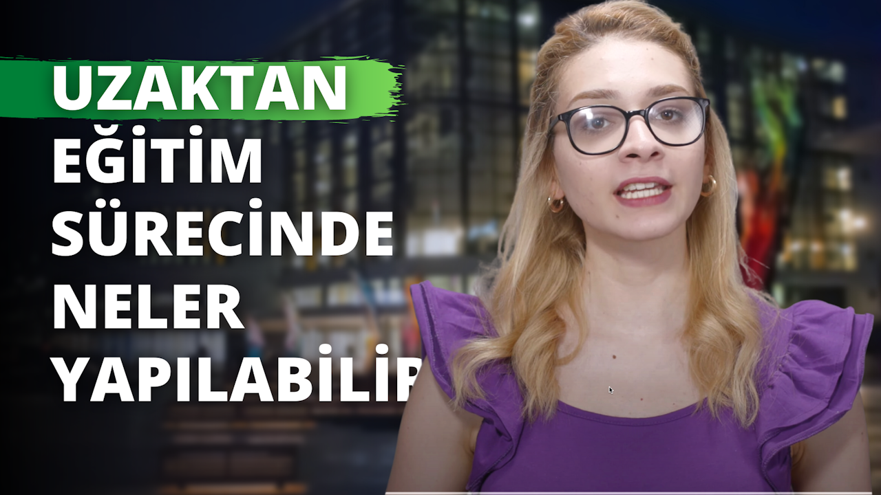 Gözlüklü bir kadın bulanık bir arka planın önünde duruyor. Mor bir gömlek giyiyor ve göğsünde bir ben var. Gözleri uzaklara odaklanmış ve dudaklarında küçük bir gülümseme var. Gözlükleri ışığı yansıtarak gözlerinin daha parlak görünmesini sağlıyor. Hafifçe sola doğru bakıyor ve saçları düzgün bir şekilde toplanmış. İfadesinde sakinlik ve şaşkınlık var. Huzurlu ve memnun görünüyor. Gözlükleri ince ve çerçevesiz, bu da onun sofistike görünümüne katkıda bulunuyor. Mor gömleği sade ve basit, bu da onun zarif ve zamansız görünmesini sağlıyor.