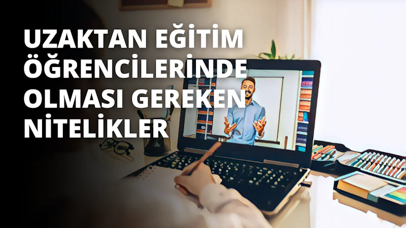 Mavi gömlekli, bıyıklı ve sakallı bir kişi dizüstü bilgisayar kullanıyor. Kişinin eli dizüstü bilgisayarın klavyesine uzanırken görülüyor ve elinde bir kalem tutuyor. Yakın planda bir gözlük, bir kutu ve bir kalem kutusu da görülüyor. Arka plan beyaz bir tahta üzerinde beyaz bir metinle doludur. Dizüstü bilgisayarın ekranı kişi tarafından işaret ediliyor, bu da dikkatle odaklandıkları ve özenle çalıştıkları izlenimini veriyor. Görüntü biraz bulanık, ancak ayrıntılar hala görülebiliyor.