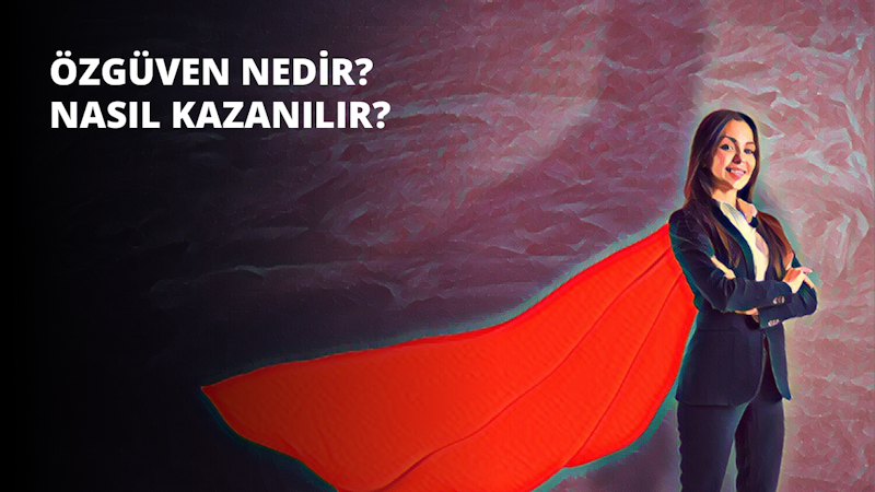 Bu görsel turuncu desenli uzun bir pelerin giyen bir kişiyi göstermektedir. Pelerin hafif, nefes alabilen bir malzemeden yapılmış olup yüksek yakalı ve uzun kolludur. Kişinin üzerinde siyah bir takım elbise ve altında beyaz bir gömlek var. Kişinin yüzü görünmüyor ama koyu renk saçları görünüyor. Pelerin kişinin etrafında dalgalanarak dramatik bir etki yaratmaktadır. Arka planda bir top ya da oyuncak olabilecek turuncu bir nesne de var. Yakın plandadır ve bir ışık kaynağı tarafından aydınlatılmış gibi görünmektedir.