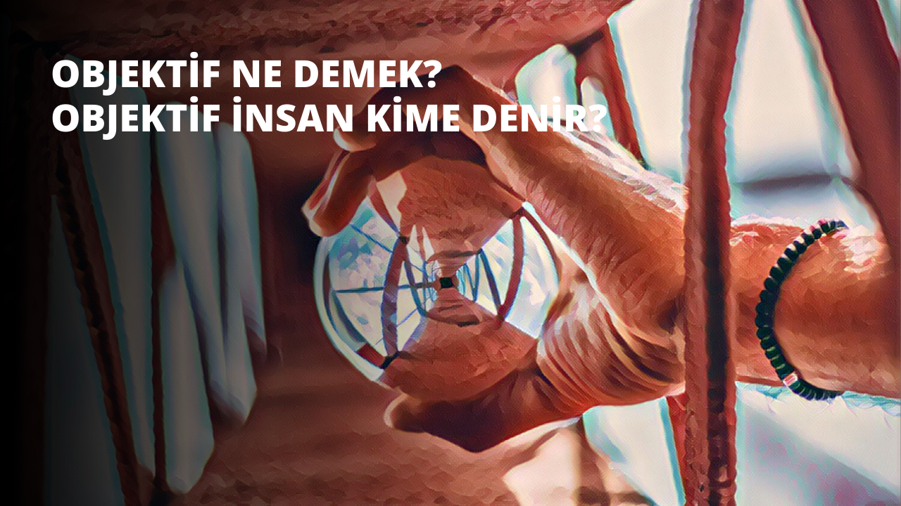 Bu görüntü, cam bir topu sıkıca kavrayan bir kişinin elinin yakın plan görüntüsünü gösteriyor. Top pürüzsüz ve şeffaf görünüyor, ışığı çeşitli yönlerde yansıtıyor. El, sadece parmaklar ve parmak eklemleri görünecek şekilde konumlandırılmış, her bir parmak camın etrafında kıvrılmış. Elin derisi hafifçe bronzlaşmış ve tırnaklar kısa ve düzgün kesilmiş. Resmin alt kısmında kişinin bileğinin küçük bir kısmı görünüyor ve arka plan odak dışı. Görüntünün genel kompozisyonu basit ama zarif, renkler ise dengeli ve canlı.