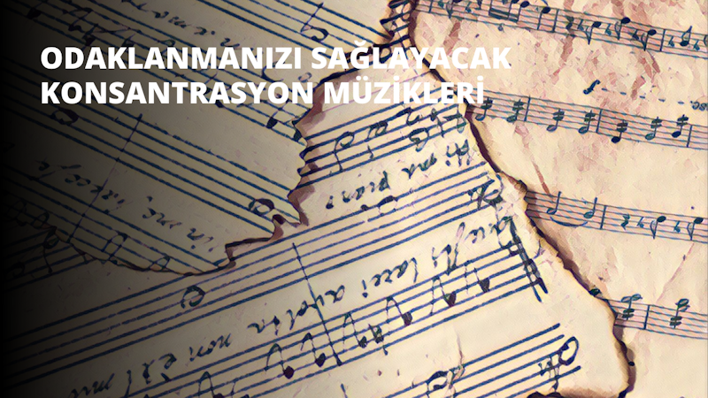 Bir müzik kağıdının yakın plan çekimi, kompozisyonun karmaşık ayrıntılarını ortaya çıkarıyor. Kâğıt birkaç yerinden yırtılmış ve kırışmış, alt yarısında el yazısı görülüyor. Notalar siyah mürekkeple yazılmış ve nota çizgileri açık gri renkte çizilmiş. Güzel bir melodi oluşturmak için çeşitli desenlerde düzenlenmiş farklı nota şekilleri görülebilir. Arka planın koyu olması, kâğıt ile üzerine yazılmış notalar arasında hoş bir kontrast yaratıyor. Kağıdın dokusunun resme benzersiz ve ilginç bir doku kattığı görülebiliyor.