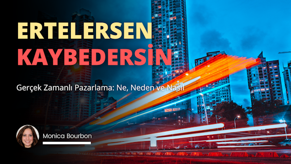 Bu, bir şehrin bulanık bir görüntüsüdür. Görüntü, arka planda çok sayıda yüksek bina ile şehrin siluetini göstermektedir. Binalardan birinin üzerinde sarı bir harf, diğerinin üzerinde ise kırmızı bir B harfi görülüyor. Şehir manzarasında kırmızı ve mavi bir ışık izi de var. Ön planda raylar üzerinde bir tren geçmektedir. Sağda, gülümseyen bir kadının yakın çekim görüntüsü görülüyor. Kadının hoş bir ifadesi var ve beyaz bir gömlek giyiyor. Bu görüntüdeki renkler, görüntünün bulanıklığı nedeniyle çoğunlukla soluktur.