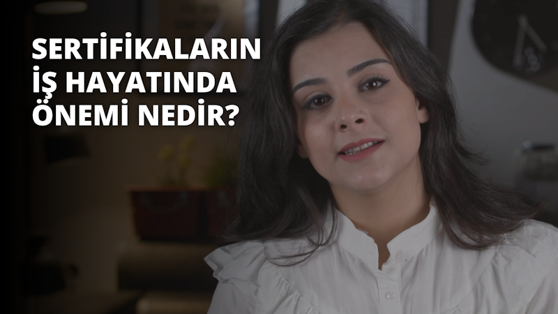 Beyaz gömlek giymiş, uzun saçlı genç bir kadın siyah bir fonun önünde duruyor. Gözleri kapalı ve dudakları hafifçe ayrık. Gömleği düz beyazdır ve üzerinde görünür bir desen yoktur. Bir kolu dirseğinden bükülmüş, diğeri ise yanında düz durmaktadır. Saçları ortadan ayrılmış ve sırtından aşağı dökülüyor. Görüntüdeki ışık sıcak ve parlak, bu da gömleğinin beyazlarını öne çıkarıyor. Yüzü aydınlatılmış, bu da ona huzurlu ve dingin bir görünüm veriyor. Derin bir tefekkür ya da düşünme halindeymiş gibi görünüyor.
