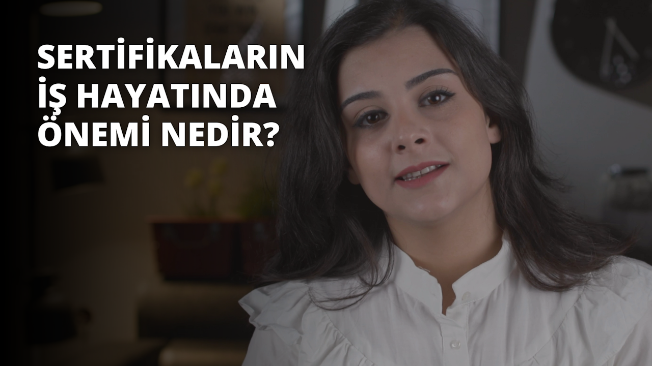 Beyaz gömlek giymiş, uzun saçlı genç bir kadın siyah bir fonun önünde duruyor. Gözleri kapalı ve dudakları hafifçe ayrık. Gömleği düz beyazdır ve üzerinde görünür bir desen yoktur. Bir kolu dirseğinden bükülmüş, diğeri ise yanında düz durmaktadır. Saçları ortadan ayrılmış ve sırtından aşağı dökülüyor. Görüntüdeki ışık sıcak ve parlak, bu da gömleğinin beyazlarını öne çıkarıyor. Yüzü aydınlatılmış, bu da ona huzurlu ve dingin bir görünüm veriyor. Derin bir tefekkür ya da düşünme halindeymiş gibi görünüyor.