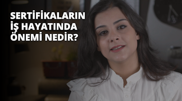 Beyaz gömlek giymiş, uzun saçlı genç bir kadın siyah bir fonun önünde duruyor. Gözleri kapalı ve dudakları hafifçe ayrık. Gömleği düz beyazdır ve üzerinde görünür bir desen yoktur. Bir kolu dirseğinden bükülmüş, diğeri ise yanında düz durmaktadır. Saçları ortadan ayrılmış ve sırtından aşağı dökülüyor. Görüntüdeki ışık sıcak ve parlak, bu da gömleğinin beyazlarını öne çıkarıyor. Yüzü aydınlatılmış, bu da ona huzurlu ve dingin bir görünüm veriyor. Derin bir tefekkür ya da düşünme halindeymiş gibi görünüyor.