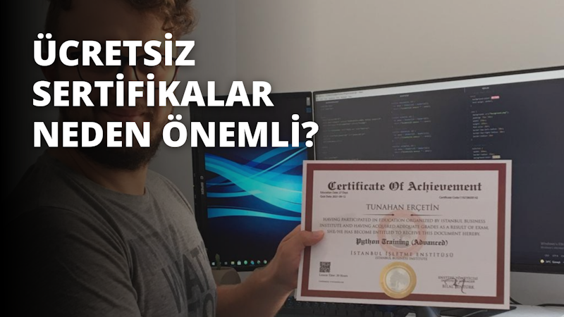 Takım elbiseli bir adam bir odada ayakta durmakta ve sağ elinde büyük beyaz bir sertifika tutmaktadır. Kolunu uzatmış, kâğıdı yukarı kaldırmış ve kameraya doğru bakmaktadır. Gülümsüyor ve yüzündeki gurur ve başarı ifadesi açıkça görülüyor. Takım elbisesi iyi dikilmiş ve lacivert renktedir. Altına beyaz bir gömlek giymiş ve lacivert bir kravat takmıştır. Sertifika, kenarları boyunca kabartmalı harfler ve süslü altın kabartma desenleri olan bir belgedir. Odanın arka planında birkaç resmin asılı olduğu açık renkli bir duvar var.