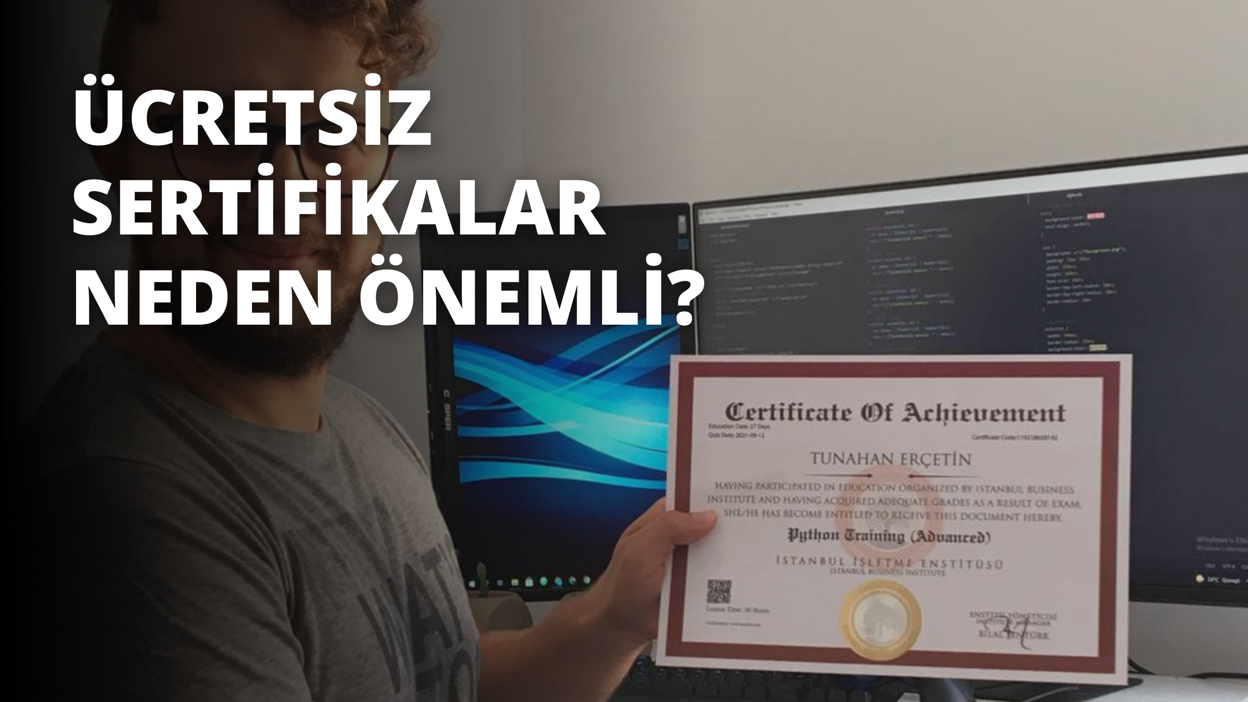 Takım elbiseli bir adam bir odada ayakta durmakta ve sağ elinde büyük beyaz bir sertifika tutmaktadır. Kolunu uzatmış, kâğıdı yukarı kaldırmış ve kameraya doğru bakmaktadır. Gülümsüyor ve yüzündeki gurur ve başarı ifadesi açıkça görülüyor. Takım elbisesi iyi dikilmiş ve lacivert renktedir. Altına beyaz bir gömlek giymiş ve lacivert bir kravat takmıştır. Sertifika, kenarları boyunca kabartmalı harfler ve süslü altın kabartma desenleri olan bir belgedir. Odanın arka planında birkaç resmin asılı olduğu açık renkli bir duvar var.