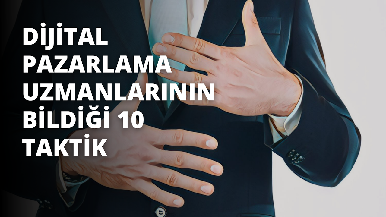 Şık gri takım elbiseli ve kırmızı kravatlı bir adam açık mavi bir odada gururla durmaktadır. Sağ eli görünüyor ve bir parmağındaki parmak izi yakından görülüyor. Tırnağı da görülebiliyor ve yanında siyah zemin üzerine beyaz bir G harfi var. Elinin diğer tarafında ise siyah zemin üzerine beyaz bir rakam var. Elinin her bir parçası detaylı ve kusursuz, takım elbisesi ve kravatı da profesyonel ve iyi toparlanmış bir görünüm sağlıyor. Adam kendinden emin bir şekilde duruyor, dudaklarında bir gülümseme var, güçlü ve yetenekli bir figür sergiliyor.