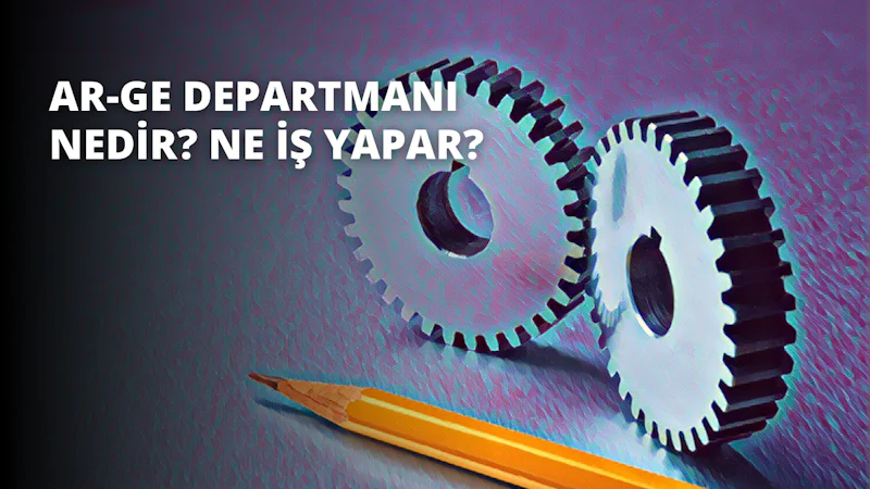 Bu görüntüde mor arka plana sahip sarı dikdörtgen bir nesne ve iki dişliye yaslanmış bir kalem görülmektedir. Kalem gümüş uçlu açık bir renkte ve her ikisi de koyu gri renkte olan iki dişli arasında tutuluyor. Dişlilerin üzerinde çıkıntılar var ve birbirleriyle örtüşüyorlar. Kalem soldaki dişlinin üzerinde durmaktadır ve sağdaki dişli soldakinden biraz daha yüksektir. Arka plan koyu mor renktedir. Nesne beyaz bir arka plana karşı görülüyor. Tüm sahne görüntünün sağ üst köşesinden aydınlatılmıştır.