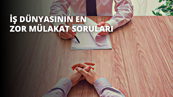 Bir kişi, önünde bir kalem ve birkaç kağıt parçası bulunan bir masada oturmaktadır. Sağ elinde bir kalem tutuyor ve kağıtlardan birine yazıyor. Sol eli başka bir kağıdın üzerinde geziniyor ve gözleri yazdıkları kağıda bakıyor. Beyaz bir gömlek ve kot pantolon giyen bu kişinin etrafında ahşap bir masa ve sandalye bulunmaktadır. Yüzünde yazdıklarına odaklanmış, ciddi bir ifade var. Arka plan hafif bulanık ve odak dışı, bu da kişinin görüntünün ana odağı olduğunu gösteriyor.