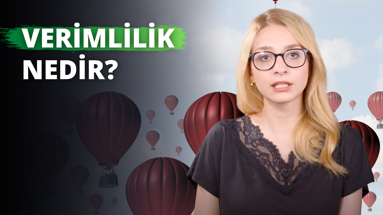 Gözlüklü ve siyah gömlekli bir kadın, arka planda sıcak hava balonları ile ayakta durmaktadır. Gözleri odaklanmış ve saçları kulaklarının arkasına toplanmış. Gömleğinin sağ omzuna yakın kısmında yeşil ve beyaz bir logo var. Gökyüzünde, sağ alt köşesinde hasır bir sepet bulunan bir sıcak hava balonu görülüyor. Kadının göğsü yakın plandadır ve koyu renk gömleği soluk teniyle kontrast oluşturmaktadır. Sol alt köşede siyah beyaz bir logo var. Gözlükleri renkli ve ifadesi kendinden emin. Kararlı ve önüne ne çıkarsa çıksın üstesinden gelmeye hazır görünüyor.