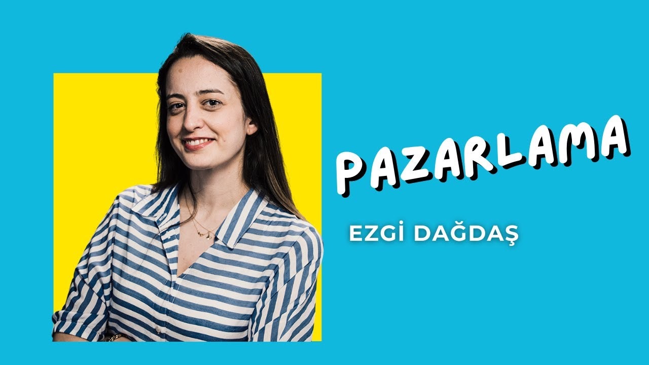 Bir kadının yüzünün yakın plan görüntüsü geniş, sıcak bir gülümsemeyi ortaya çıkarıyor. Gözleri parlak ve yanakları hafif pembe. Küçük, kalkık bir burnu var ve dudakları hafifçe ayrılmış. Üzerinde açık renk desenli beyaz bir gömlek vardır ve koyu renk saçları yüzünden geriye doğru toplanmıştır. Gözleri doğrudan kameraya bakıyor ve izleyiciyle doğrudan bir bağlantı kuruyor. İfadesi hem davetkar hem de pozitif ve gülümsemesi mutluluk ve memnuniyet hissi veriyor.