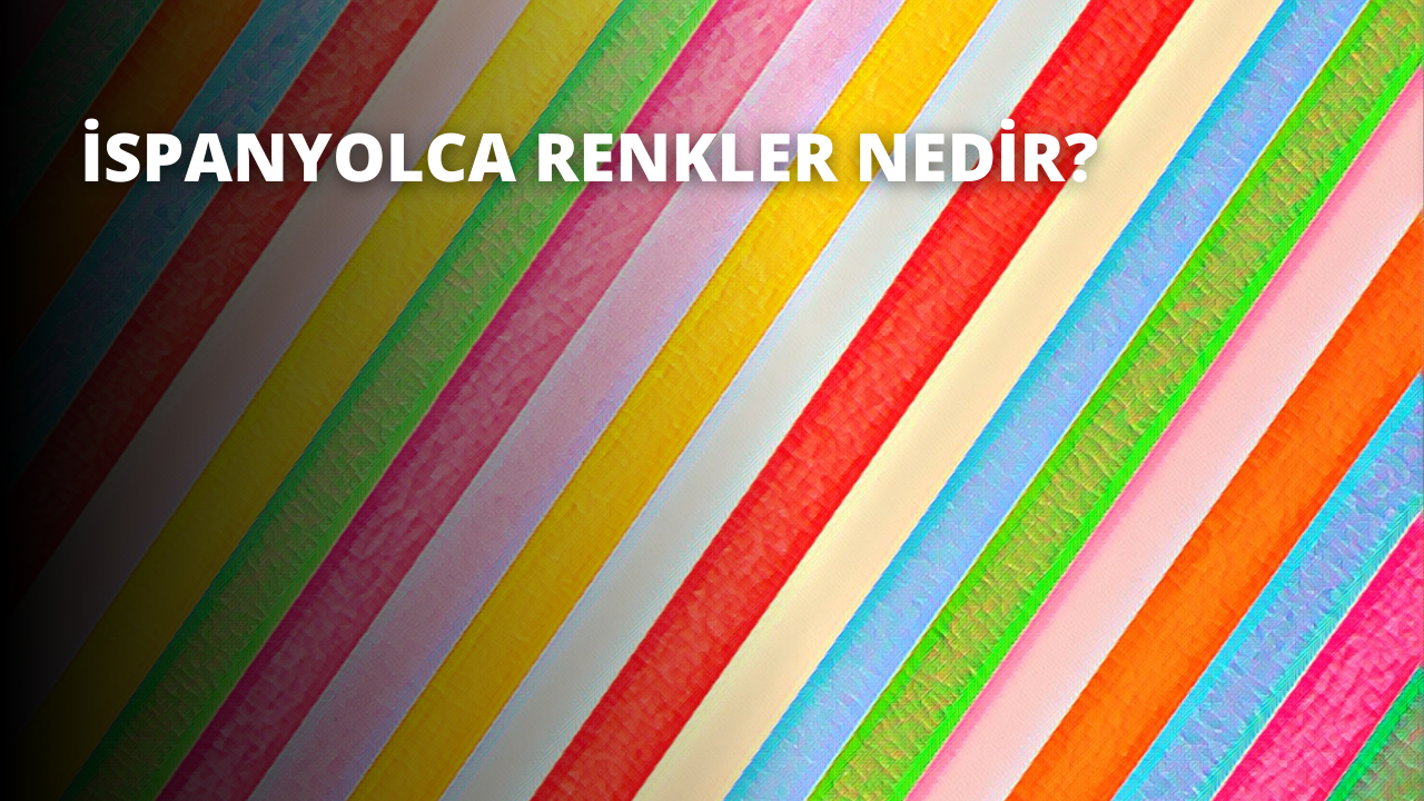 Bu yakın çekim görüntü canlı ve renkli bir arka planı gösteriyor. Sarı, yeşil, beyaz ve mavi dahil olmak üzere farklı renklerde birkaç şeritten oluşuyor. Çizgiler dalgalı bir şekilde dizilerek ilginç bir görsel etki yaratıyor. Resmin üst kısmında, parlak arka plana karşı göze çarpan beyaz bir harf görülüyor. Aşağıya doğru inildikçe çizgiler daha karmaşık ve ayrıntılı hale gelerek karmaşık bir desen oluşturuyor. Merkezde, daha kalın sarı ve yeşil şeritli bir alan var ve bir odak noktası oluşturuyor. Görselin belirgin bir sıcak havası var ve bu da onu görsel olarak çekici kılıyor.