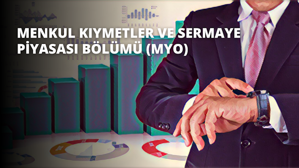 Bir adam şık siyah bir takım elbise giymiş ve kravat takmıştır. İyi aydınlatılmış bir odada ayakta durmakta ve kameraya bakmaktadır. Takım elbise standart kesimli, yelekli ve kravat lacivert ipektir. Adamın gümüş tokalı siyah deri bir kemeri vardır ve takım elbisenin kumaşı yüksek kalitededir. Elleri önünde düzgün bir şekilde bir araya getirilmiş ve giyimindeki ayrıntılara gösterilen özen açıkça belli oluyor. Ciddi bir yüz ifadesi var ve gözleri kameraya odaklanmış. Arka plan sade ve ışıklandırma parlak ve eşit.