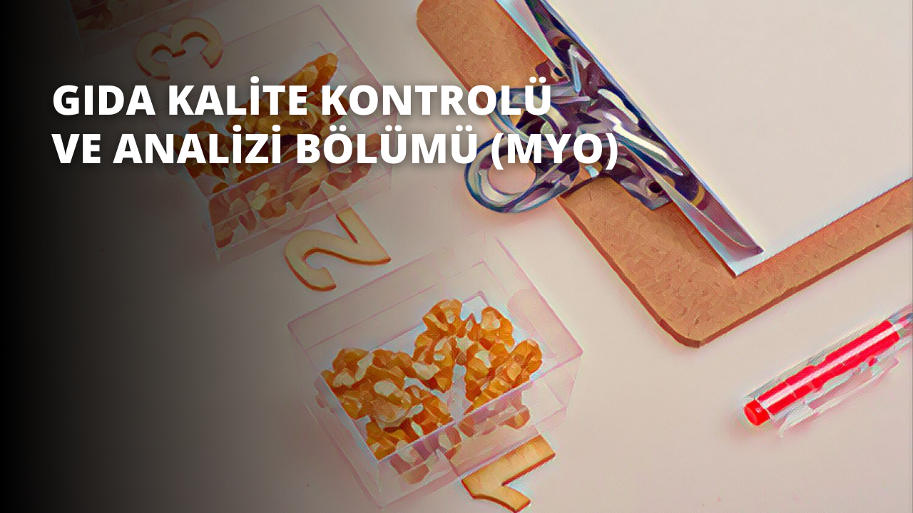 Bu resim bir klips ve bir kutu şekerin yakın çekimini göstermektedir. Klips resmin sol tarafındadır ve metalik gümüş rengindedir. Şeker kutusu resmin sağ tarafındadır ve üstü şeffaf, parlak sarı renktedir. Kutunun üst kısmında mavi ve pembe bir logo bulunmaktadır. Kutunun sol tarafında farklı şekil ve desenlerden oluşan renkli bir tasarım bulunmaktadır. Kutunun sağında siyah renkli bir makas bulunmaktadır. Resmin alt kısmında, açık mavi arka plana ve beyaz metne sahip bir kağıt parçası bulunmaktadır. Bunun altında beyaz renkli ve önünde kırmızı ve sarı patlamış mısır resmi olan bir patlamış mısır kutusu var. Resmin en sağında ise kırmızı renkli ve önünde mavi bir logo bulunan bir kutu yiyecek yer almaktadır.