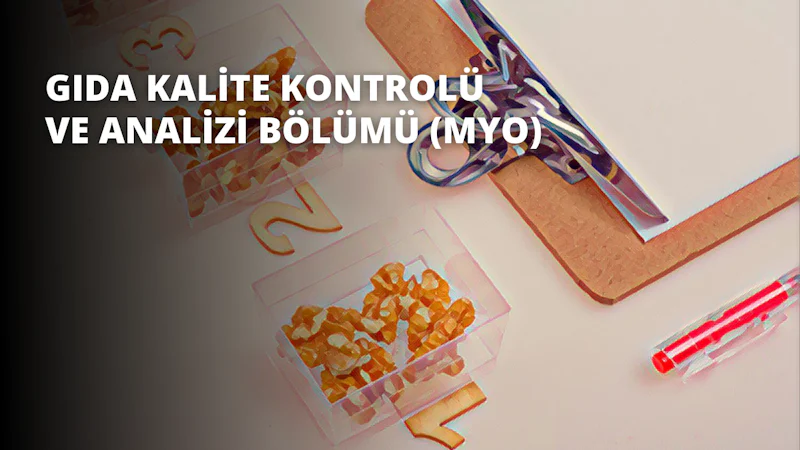 Bu resim bir klips ve bir kutu şekerin yakın çekimini göstermektedir. Klips resmin sol tarafındadır ve metalik gümüş rengindedir. Şeker kutusu resmin sağ tarafındadır ve üstü şeffaf, parlak sarı renktedir. Kutunun üst kısmında mavi ve pembe bir logo bulunmaktadır. Kutunun sol tarafında farklı şekil ve desenlerden oluşan renkli bir tasarım bulunmaktadır. Kutunun sağında siyah renkli bir makas bulunmaktadır. Resmin alt kısmında, açık mavi arka plana ve beyaz metne sahip bir kağıt parçası bulunmaktadır. Bunun altında beyaz renkli ve önünde kırmızı ve sarı patlamış mısır resmi olan bir patlamış mısır kutusu var. Resmin en sağında ise kırmızı renkli ve önünde mavi bir logo bulunan bir kutu yiyecek yer almaktadır.