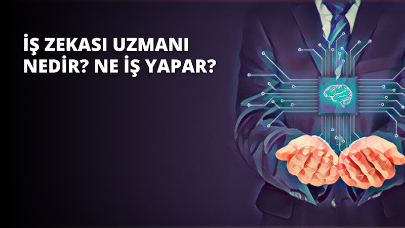 Şık bir takım elbise giyen bir adam, parmaklarının arasında bir bilgisayar çipi tutarak kolunu uzatmış bir şekilde durmaktadır. Ciddi bir ifadeyle doğrudan kameraya bakmaktadır. Arka planda, çeşitli simgelerin ve bir metin şeridinin göründüğü bir bilgisayar ekranının yakın çekimi vardır. Adam sanki çipi izleyiciye uzatıyor ve onları da kendisine katılmaya davet ediyor gibi görünüyor. Kendine güven, kararlılık ve hırs duygusu yaymaktadır. Duruşu ve bakışları, alanında bir lider olduğunu düşündüren bir otorite havası taşıyor.