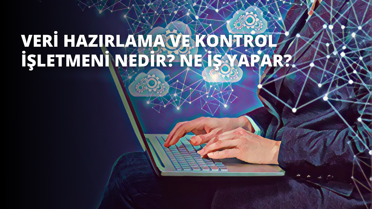 Bir kişi dizüstü bilgisayarının başında oturuyor ve dikkatle klavyeye odaklanıyor. Elleri hızla hareket ediyor ve çalışırken bir yandan da yazıyor. Dizüstü bilgisayar gümüş ve siyah kaplamalı modern bir model. Dizüstü bilgisayarın yan tarafında, cihazdan yakındaki bir duvara doğru uzanan bir ağ kablosu var. Kişi mavi bir tişört ve kot pantolon giyiyor, saçları koyu renk. Kişinin yüzü görünmüyor, ancak duruşu ve vücut dili işine odaklanmış ve kendini adamış olduğunu gösteriyor. Arka plan düz beyaz bir duvar, başka hiçbir şey görünmüyor. Odadaki ışık sıcak, sarı bir tondadır.