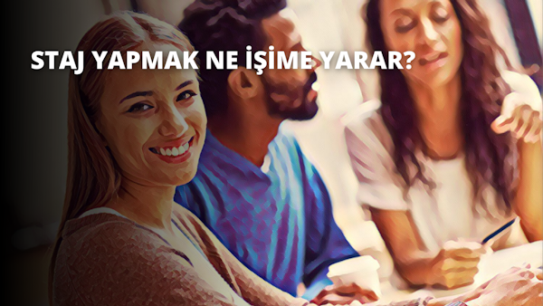 Bir grup insan bir masanın etrafında oturuyor ve ön tarafta bir kadın bir şeyi işaret ediyor. Kadın gülümsüyor ve arkasında benzer bir mutluluk ifadesiyle duran bir adam var. İlginç buldukları bir şeyi tartışıyor gibi görünüyorlar ve kadının el hareketleri bir hikaye anlattığını gösteriyor. Masanın etrafındaki diğer insanlar da ya onaylayarak ya da eğlenerek gülümsüyorlar. Herkes birbiriyle meşgul ve dikkatle dinliyor, bu da ortamı canlı kılıyor.