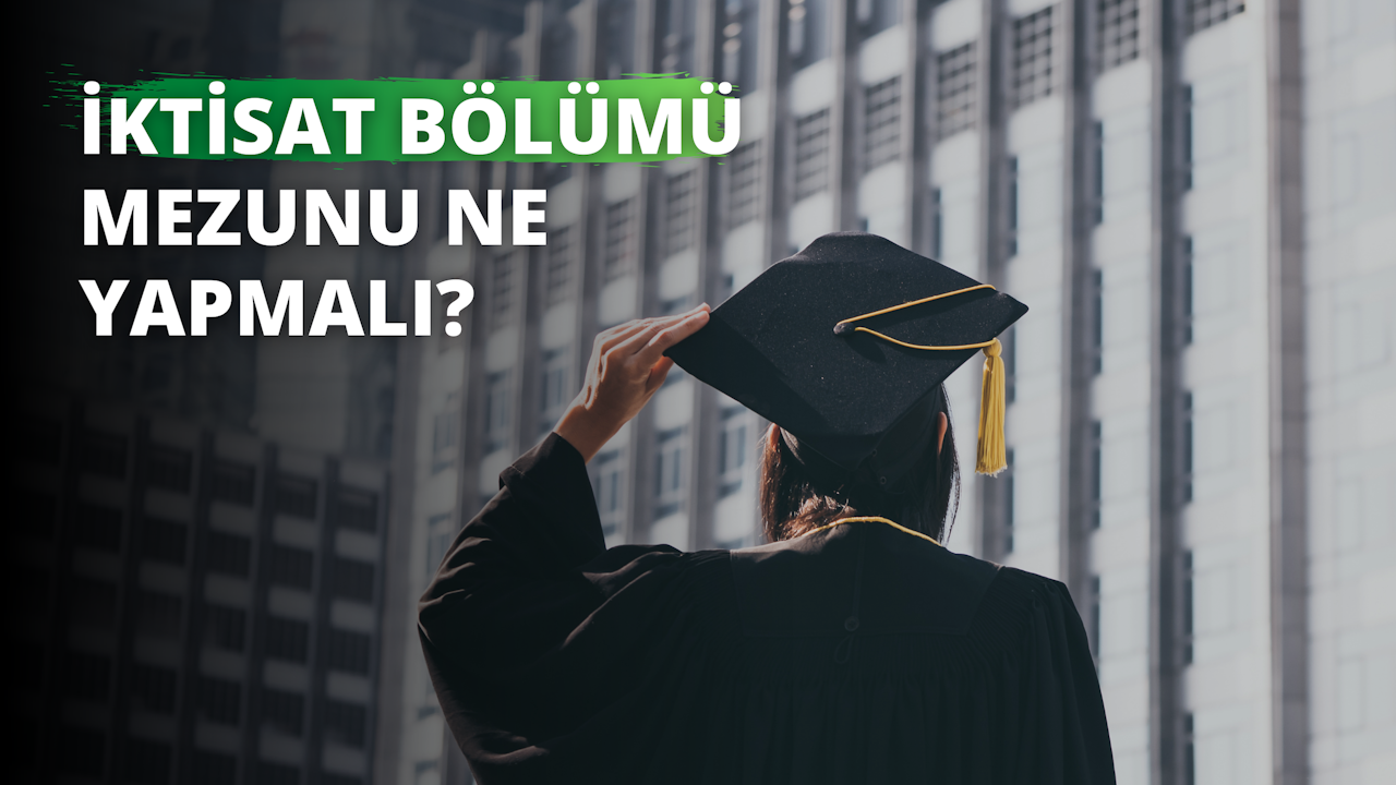 Bu görüntü, bir direğe asılı parlak sarı bir kumaşın önünde duran mezuniyet cübbesi giymiş bir kişiyi göstermektedir. Kişi, siyah zemin üzerine beyaz harflerle süslenmiş bir mezuniyet kepi ve cübbesi giymektedir. Gözleri, önlerinde tuttukları beyaz harfli yeşil bir tabelaya odaklanmıştır. Ellerini önünde kavuşturmuş bir şekilde ayakta durmaktadır. Kişinin yüzünde ciddi ve kararlı bir ifade vardır. Arka planda bulanık bir park ya da bahçe manzarası var. Görüntü yakın bir açıdan çekilmiştir ve kişi fotoğrafın ana konusudur.