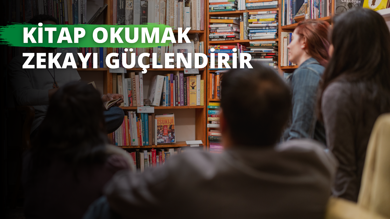 Bir kitaplığın önünde oturan bir grup insan bu görüntünün odak noktasıdır. Grup, ikisi kadın ve ikisi erkek olmak üzere dört kişiden oluşuyor. Erkekler kitaplığın solunda, kadınlar ise sağında oturmaktadır. Dördü de gündelik kıyafetler giymekte ve sohbet ediyor gibi görünmektedir. Kitaplığın kendisi birkaç kitap ve birkaç başka eşya ile düzgün bir şekilde düzenlenmiştir. Arka planda, üzerinde beyaz yazılar olan yeşil bir tabela ve bir kadının omzunun bulanık bir görüntüsü var. En sağda ise sarı bir nesnenin yakın çekimi var. Genel olarak, bu ilginç ve bilgilendirici bir görüntü.