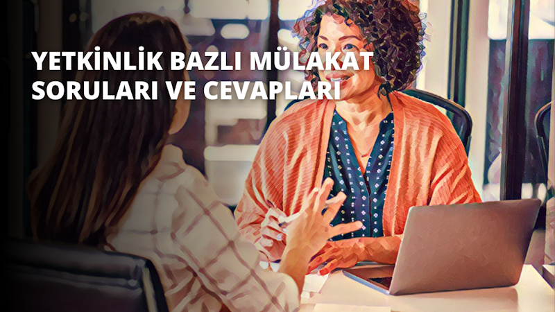 Bir kadın önünde dizüstü bilgisayarıyla bir masada oturuyor. Masadaki diğer kadınla konuşurken yüzünde neşeli bir ifade var. Diğer kadın kıvırcık saçlı ve kırmızı bir eşarp takıyor. Odaktaki dizüstü bilgisayar ekranında arka planı bulanık bir çocuk eli görülüyor. Dizüstü bilgisayarı tutan kadın beyaz bir gömlek giymiş ve kollarını önünde kavuşturmuştur. Dizüstü bilgisayarın etrafında bazı kağıtlar ve bir fincan kahve var. Aydınlık odanın duvarları sarı, köşede mavi bir halı ve yeşil bir bitki var. İki kadın sıcak ve rahat bir atmosferle çevrilidir.