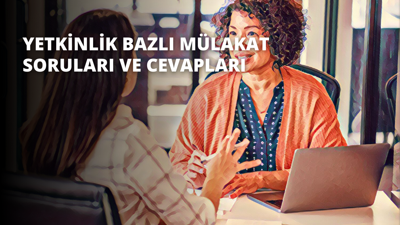 Bir kadın önünde dizüstü bilgisayarıyla bir masada oturuyor. Masadaki diğer kadınla konuşurken yüzünde neşeli bir ifade var. Diğer kadın kıvırcık saçlı ve kırmızı bir eşarp takıyor. Odaktaki dizüstü bilgisayar ekranında arka planı bulanık bir çocuk eli görülüyor. Dizüstü bilgisayarı tutan kadın beyaz bir gömlek giymiş ve kollarını önünde kavuşturmuştur. Dizüstü bilgisayarın etrafında bazı kağıtlar ve bir fincan kahve var. Aydınlık odanın duvarları sarı, köşede mavi bir halı ve yeşil bir bitki var. İki kadın sıcak ve rahat bir atmosferle çevrilidir.