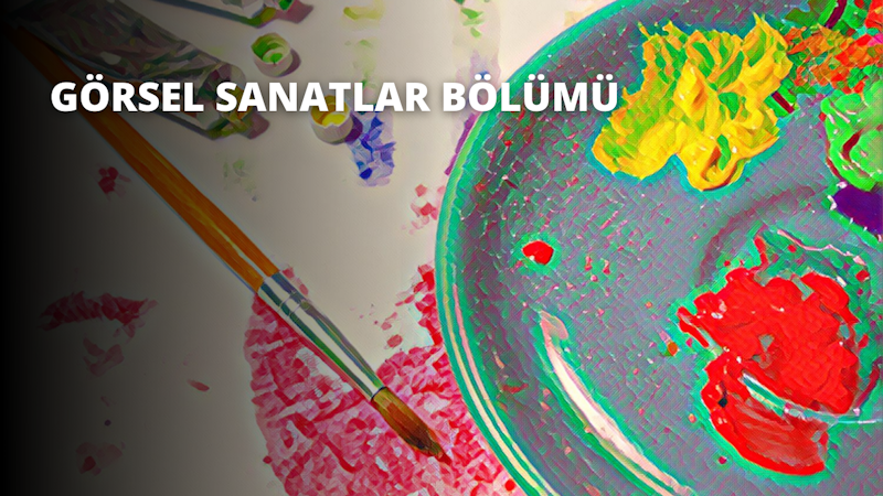 Bir boya fırçası, birçok farklı tonda boya ile dolu bir tabağın üzerinde durmaktadır. Fırçanın uzun ahşap bir sapı ve yumuşak kıllı bir başı vardır. Sarı, yeşil ve kırmızının canlı renklerinin yanı sıra pembe ve mavinin daha açık tonları da var. Tabağın ortasında, çevresindeki renklerle tam bir kontrast oluşturan parlak kırmızı bir çiçek yer alıyor. Resmin sol tarafında, zorlukla görülebilen ama yine de göze çarpan beyaz bir ayakkabı var. Arka planda mavi ve yeşil bir fon görülüyor ve alt kısma doğru bir boya sıçraması var. Fırça resmin odak noktasıdır ve görünüşe göre bir başyapıt yaratmak için kullanılmayı beklemektedir.