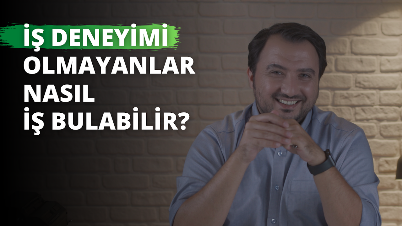 Ellerini önünde birleştirmiş, yüzünde ışıl ışıl bir gülümseme olan bir adamın yakın çekimi. Kolları dirseklerinin hemen üzerine kadar kıvrılmış beyaz bir elbise gömleği giymektedir. Elleri birbirine kenetlenmiş, parmakları iç içe geçmiş ve başparmakları birbirini işaret etmektedir. Arkasında beyaz harfli yeşil bir tabela ve beyaz metinli siyah bir arka plan var. Resmin sağ alt köşesinde bir saatin yakın çekimi yer almaktadır.