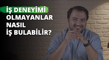 Ellerini önünde birleştirmiş, yüzünde ışıl ışıl bir gülümseme olan bir adamın yakın çekimi. Kolları dirseklerinin hemen üzerine kadar kıvrılmış beyaz bir elbise gömleği giymektedir. Elleri birbirine kenetlenmiş, parmakları iç içe geçmiş ve başparmakları birbirini işaret etmektedir. Arkasında beyaz harfli yeşil bir tabela ve beyaz metinli siyah bir arka plan var. Resmin sağ alt köşesinde bir saatin yakın çekimi yer almaktadır.