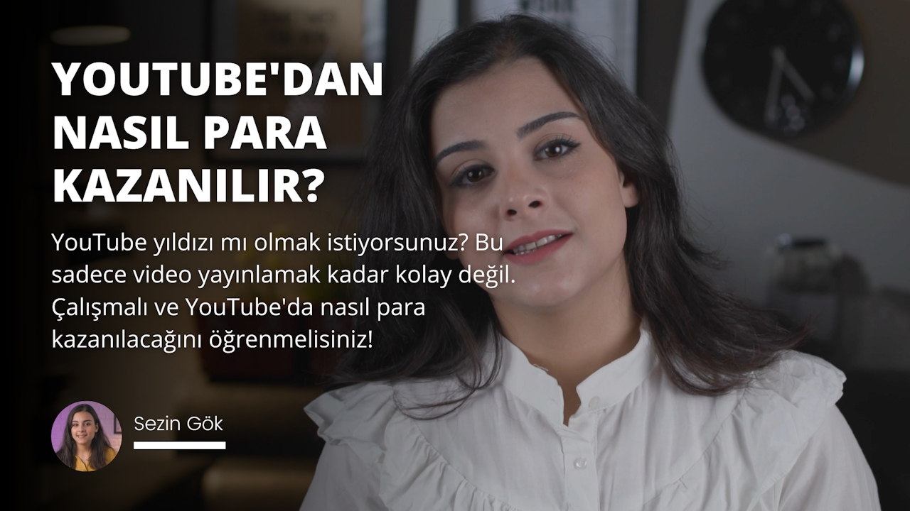 Uzun, siyah saçlı bir kadın beyaz bir fonun önünde durmakta ve düz beyaz bir gömlek giymektedir. Yüzünde hoş bir ifade var ve doğrudan kameraya bakıyor. Saçları yüzünden geriye doğru toplanmıştır ve narin yüz hatlarına sahiptir. Arka planda, beyaz ibreleri olan siyah bir saat görülüyor. Ön planda bir kişinin ağzı, burnu ve boynunun yakın çekimi ve siyah zemin üzerinde beyaz bir harf görülüyor. Kadın rahat bir pozisyonda duruyor ve kameraya gülümsüyor gibi görünüyor.