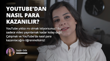 Uzun, siyah saçlı bir kadın beyaz bir fonun önünde durmakta ve düz beyaz bir gömlek giymektedir. Yüzünde hoş bir ifade var ve doğrudan kameraya bakıyor. Saçları yüzünden geriye doğru toplanmıştır ve narin yüz hatlarına sahiptir. Arka planda, beyaz ibreleri olan siyah bir saat görülüyor. Ön planda bir kişinin ağzı, burnu ve boynunun yakın çekimi ve siyah zemin üzerinde beyaz bir harf görülüyor. Kadın rahat bir pozisyonda duruyor ve kameraya gülümsüyor gibi görünüyor.