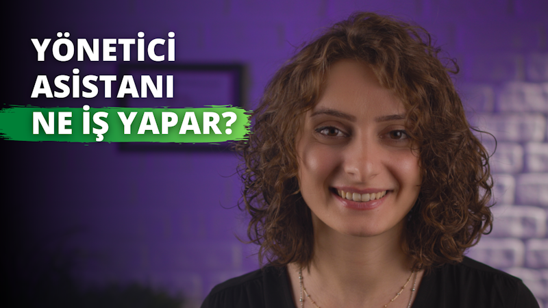 Parlak bir gülümsemeye sahip bir kadın doğrudan kameraya bakıyor. Saçları uzun ve koyu renk, gözleri parlak ve ışıl ışıl. Üzerinde p harfi olan bir kolye takıyor ve arkasında beyaz harflerle yeşil beyaz bir tabela görünüyor. Arka planda beyaz metinli mor ve yeşil bir arka plan var. Ön planda ise kişinin eli, ağzı, burnu ve gözü yakından görülüyor. Kadın resimde mutlu ve memnun görünüyor, gülümsemesi neşenin güzel bir temsili.