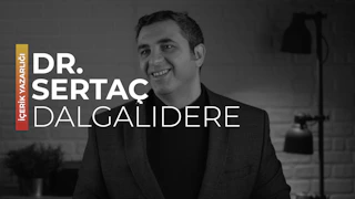 Bu çevrimiçi kurs görselinde elinde bir mektupla gülümseyen takım elbiseli bir adam görülüyor. Bu muhtemelen bir içerik yazma kursu almanın başarısını temsil ediyor ve öğrenilen becerilerin değerini gösteriyor. Adamın etrafı saksıda bir bitki, bir logo ve bir sprey kutusu gibi diğer nesnelerle çevrilidir. Bu unsurlar muhtemelen adamın başarıya ulaşmak için çeşitli içerik yazma stillerini öğrenmesi ve bunlarda ustalaşması gerektiğini ifade ediyor. Bu görsel, içerik yazma kursu almak isteyen herkes için harika bir motivasyon kaynağıdır ve elde edebilecekleri başarıyı hatırlatır.