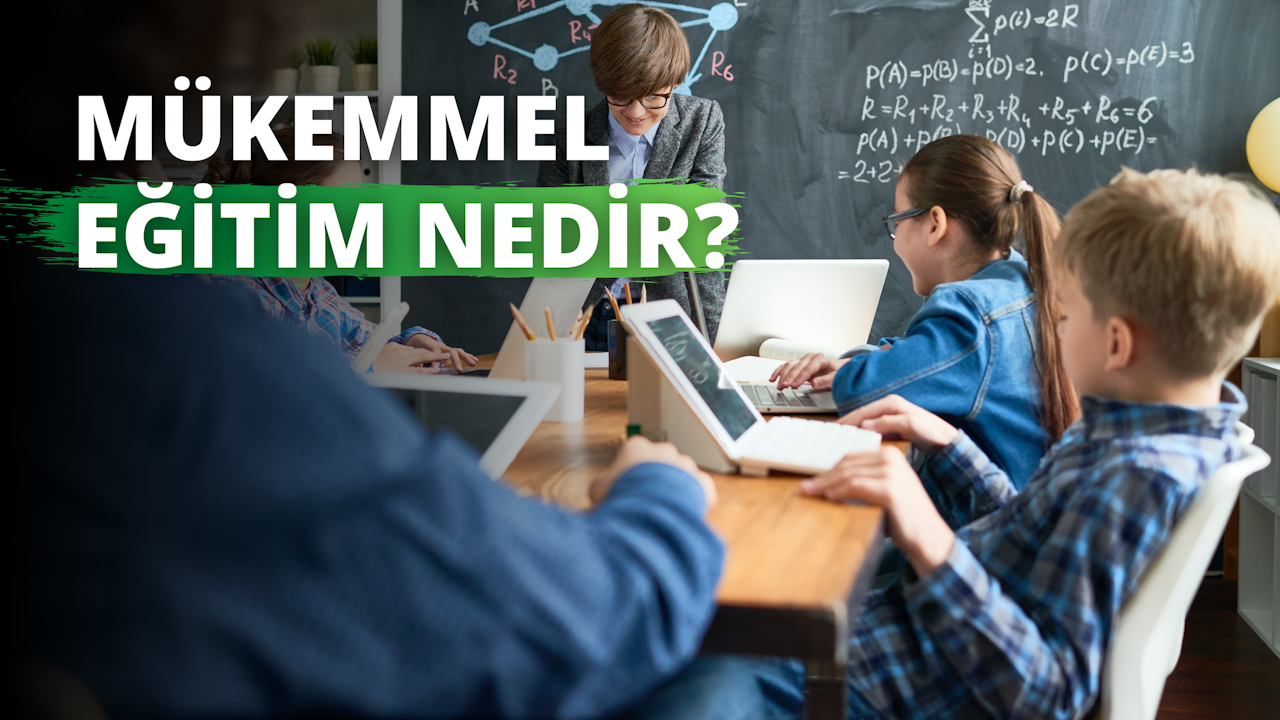 Bir grup insan, önlerinde birkaç dizüstü bilgisayar ve bilgisayar bulunan bir masanın etrafında oturmaktadır. Masanın ortasında bir adam dizüstü bilgisayarında bir şeyler yazarken, bir erkek ve bir kız çocuğu da kendi dizüstü bilgisayarlarıyla masada oturmaktadır. Daha solda, başka bir adam önünde bir dizüstü bilgisayarla masada oturuyor. Masanın sağ tarafında bir erkek çocuğunun kafasının yakın çekimi görülüyor. Arka planda beyaz harflerle yazılmış yeşil bir tabela da var. Ön planda, bir kişinin kolu yakın planda görülebilirken, bir başka kişi kitap okumaktadır. Masanın uzak ucunda bir kişi sandalyede oturuyor. Arkalarındaki duvarda bir kara tahta var.