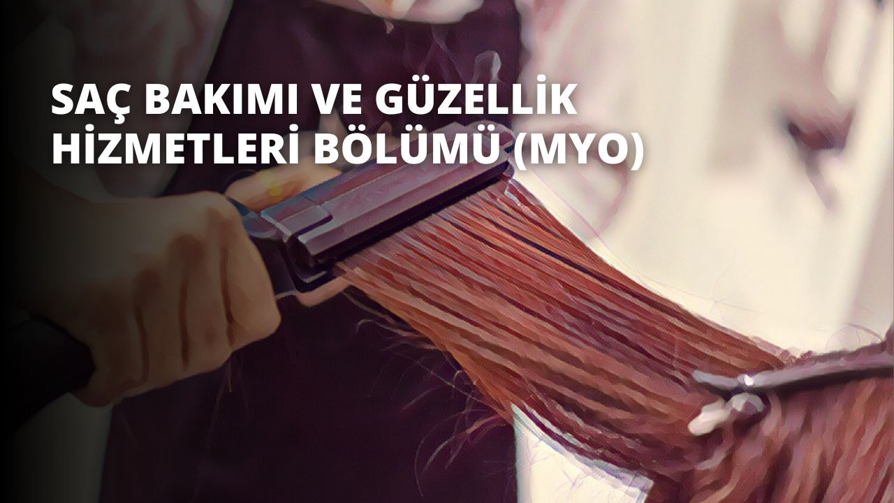 Görüntünün ön planında saçlarını tarayan bir kişi görülüyor. Gözleri kapalı ve dudakları hafifçe ayrılmış bir şekilde doğrudan kameraya bakmaktadır. Arka planda bir silahın yakın çekimi ve bir saç fırçasının yakın çekimi görülüyor. Kişi saç fırçasını tutmakta ve saçlarını taramak için kullanmaktadır. Kişinin saçları yumuşak ve kahverengidir ve dikkatlice taranmaktadır. Kişi beyaz bir tişört giymektedir ve teni sıcak altın tonundadır. Arka plan bulanık ama pencereden içeri ışık giriyor. Kişi rahat ve huzurlu görünüyor, saçlarını taramaya konsantre olmuş.