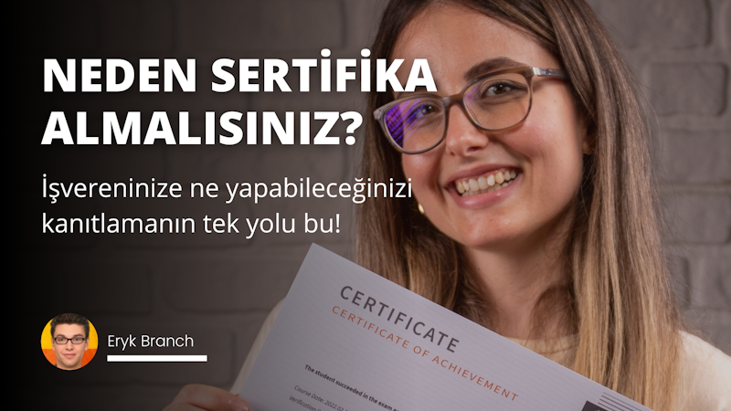 Gözlüklü bir kadın kameraya doğru bir sertifika tutmaktadır. Sertifikanın siyah arka planında beyaz harflerle sertifika kelimesi yazıyor. Kadın gülümsüyor ve yüzünde gurur ve başarı ifadesi var. Ağzı hafifçe açık ve dişleri görünüyor. Arkasında siyah zemin üzerinde beyaz bir Z harfi var. Kadın resmin ortasında çerçevelenmiş ve sertifika çerçevenin büyük kısmını kaplıyor. Gözleri elindeki sertifikaya odaklanmış olan kadının ifadesi bir başarı ve sevinç duygusu yansıtıyor.