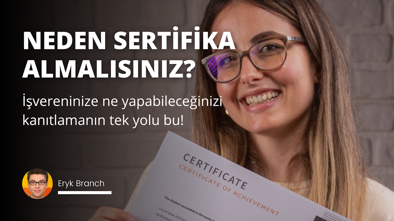 Gözlüklü bir kadın kameraya doğru bir sertifika tutmaktadır. Sertifikanın siyah arka planında beyaz harflerle sertifika kelimesi yazıyor. Kadın gülümsüyor ve yüzünde gurur ve başarı ifadesi var. Ağzı hafifçe açık ve dişleri görünüyor. Arkasında siyah zemin üzerinde beyaz bir Z harfi var. Kadın resmin ortasında çerçevelenmiş ve sertifika çerçevenin büyük kısmını kaplıyor. Gözleri elindeki sertifikaya odaklanmış olan kadının ifadesi bir başarı ve sevinç duygusu yansıtıyor.