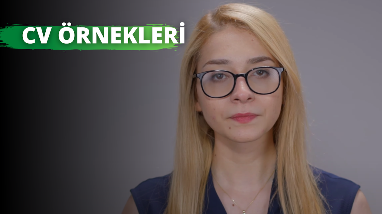 Bu görüntü sarı saçlı, gözlüklü ve kolyeli bir kadını tasvir ediyor. Doğrudan kameraya bakıyor ve yüzünde küçük bir gülümseme var. Gözlükleri siyahtır ve köşesinde küçük yeşil ve siyah bir logo vardır. Kolyesi gümüş ve göğsüne doğru sarkıyor. Ayrıca, burnu ve gözlükleri, dudakları, gözü ve kolyesi yakın plandadır. Kadının saçları kulaklarının arkasında toplanmış ve küpe takmış. Cildi pürüzsüz ve sağlıklı görünüyor ve gözleri parlak ve uyanık. Yirmili yaşlarının ortalarında ya da sonlarında görünüyor.