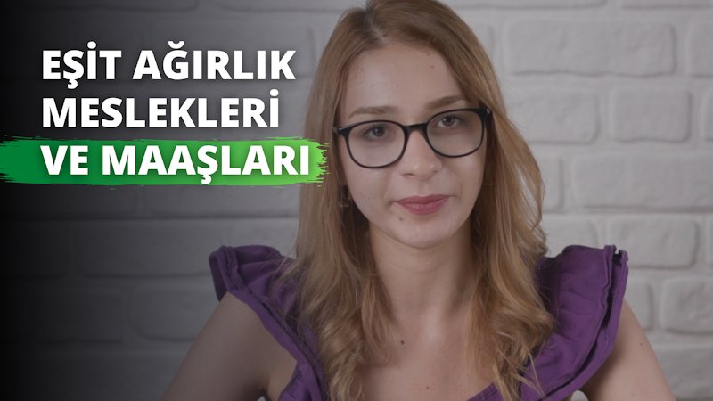 Bu resim gözlüklü ve mor gömlekli bir kadını tasvir ediyor. Küçük bir burnu ve ince dudakları olan hafif oval bir yüzü vardır. Gözleri kavisli kahverengi çerçeveli ve büyük camlı gözlüklerin arkasında gizlidir. Saçları arkaya toplanmış ve nötr bir ifadeyle dümdüz karşıya bakıyor. Giydiği mor gömlek yakalı ve uzun kolludur. Arka plan çoğunlukla siyah.