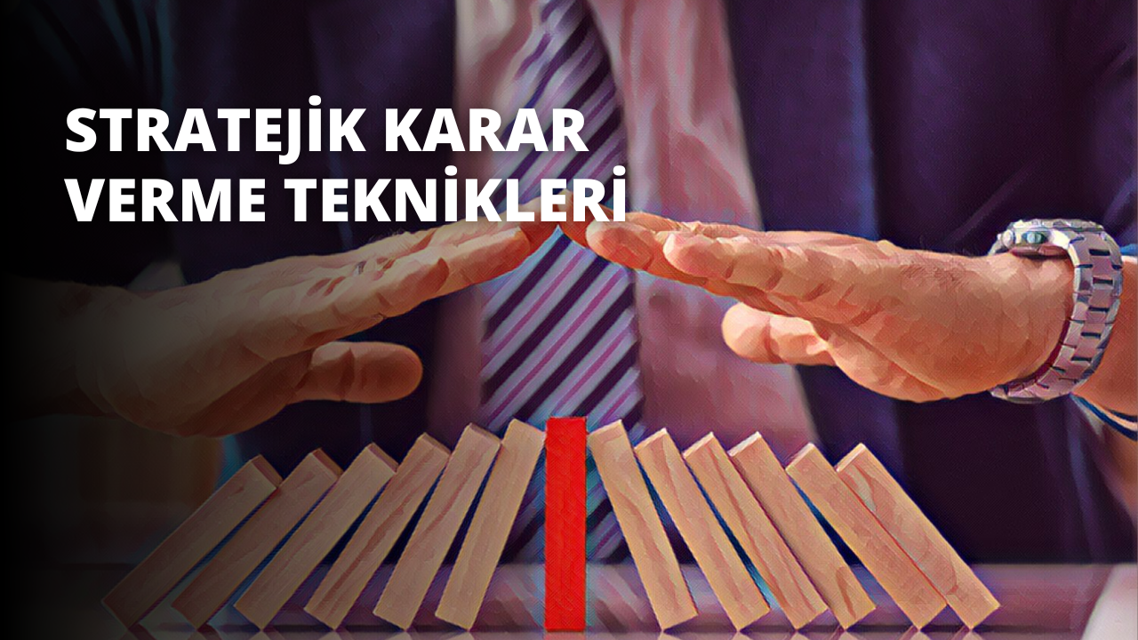 Bir serinin ortasında bir domino taşına hafifçe bastıran bir kişinin elinin yakın çekimi. Domino beyaz ve siyah beneklidir ve el çizgili bir gömlek giymektedir. Domino havada asılı durmaktadır ve el domino taşının devrilmesini ve domino etkisi yaratmasını engellemektedir. Görüntünün odağı kişinin elidir ve arka plan bulanıktır. Ortam tanımlanamıyor ama domino taşının üzerinde durduğu masa görülebiliyor. El çerçeveye hakimdir ve domino çerçevenin ortasına yerleştirilmiştir.