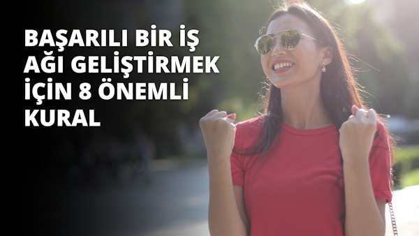 Güneş gözlüğü takmış ve neşeli bir gülümsemeye sahip bir kadın yumruklarını havaya kaldırmış duruyor. Arkasında beyaz yazılar olan siyah bir arka plan var. Yakından bakıldığında siyah arka plan üzerinde beyaz bir rakam görülüyor. Kadın güneş gözlüğü takmış ve gülümsüyor, yüzü mutlulukla aydınlanmış. Daha yakından bakıldığında siyah zemin üzerinde beyaz bir 'o' harfi görülüyor. Aynı arka plan üzerinde beyaz bir harf de görülebiliyor. Görselde ayrıca beyaz üst ve siyah etekli bir kadının göğsüne yakın çekim yapılmış. Kadın mutlu ve kendinden emin görünüyor, görülmesi gereken güzel bir manzara.