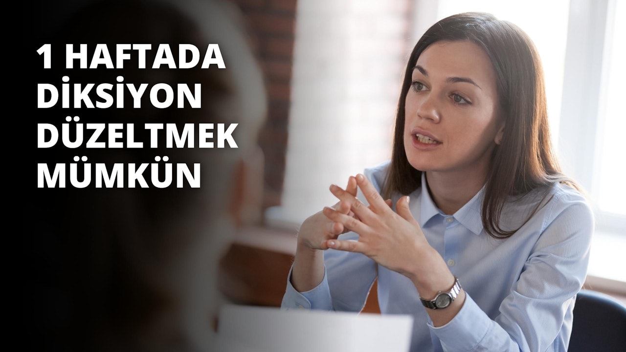 Bir kadın masada oturuyor ve doğrudan karşısındaki adama bakıyor. Kadın adamla konuşuyor, elleriyle bir şeyler işaret ediyor ve gülümsüyor. Arkasında, başka bir kişinin bulanık bir figürü görülebiliyor. Ön planda, beyaz bir metnin yakın çekimi görülüyor. Sağ tarafta bir saatin yakın çekimi görülüyor. Daha sağda bir kadın ellerini çırparken görülüyor. Arka planda bir kadın yana doğru bakmaktadır. En solda, siyah zemin üzerinde beyaz bir O harfi görülüyor. Son olarak, sol altta bir kişinin kolunun yakın çekimi ve ona yakın beyaz bir yüzeyin yakın çekimi görülüyor.