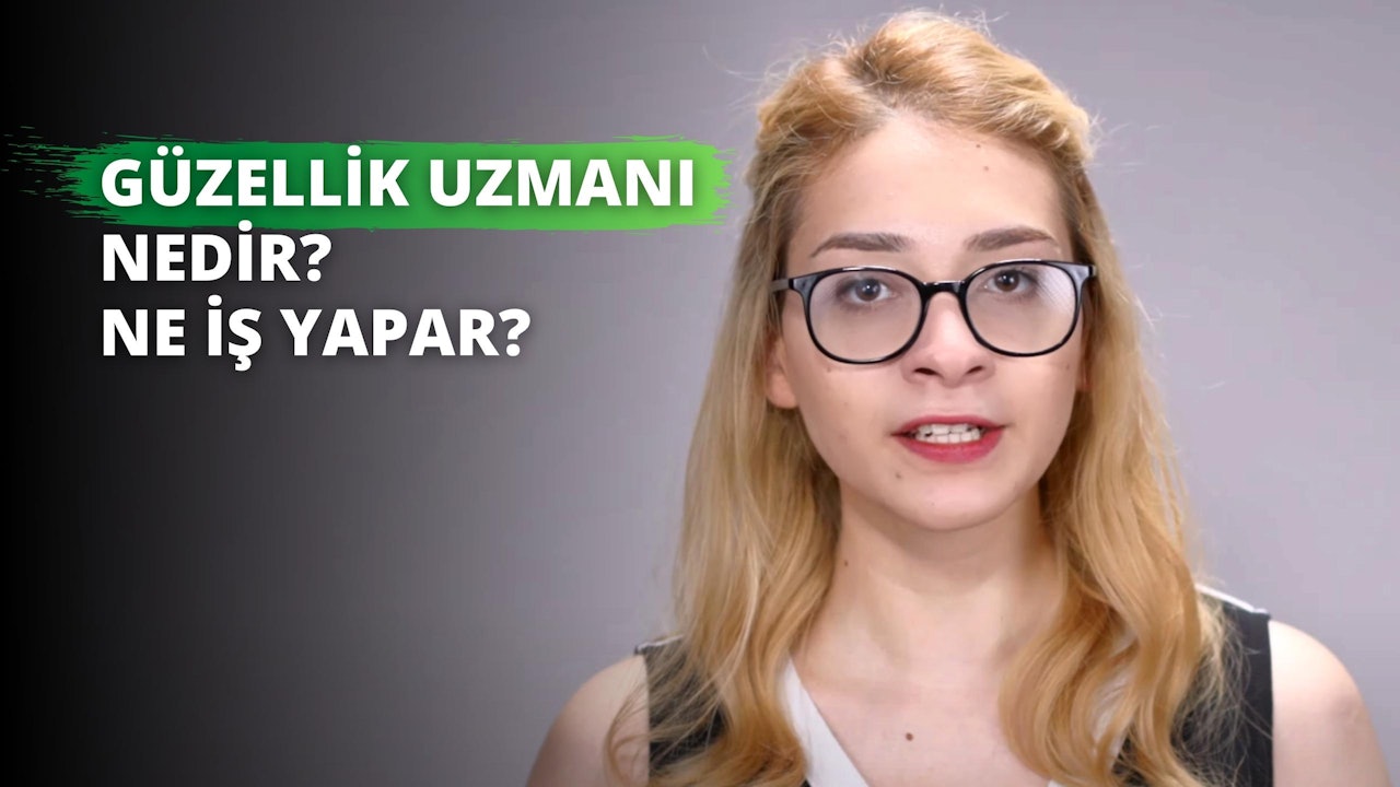 Gözlüklü ve beyaz gömlekli bir kadın kameranın önünde durmaktadır. Gözleri yakın plandan görülebiliyor ve ağzı hafifçe açık. Arka planda yeşil ve siyah bir logo görüntüsü var. Köşede de yeşil ve beyaz bir metin görünür. Kamera yakınlaştırılarak boynu gösterilir ve ardından daha da yakınlaştırılarak gözlüklerinin çerçevelediği gözlerine ve burnuna odaklanılır. Bakışları sağa doğru yönelmiştir. Görüntüde ayrıca siyah zemin üzerine beyaz bir harf yer alıyor.